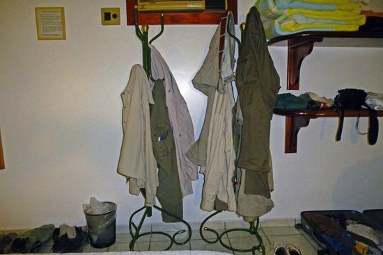 Im Hinblick auf die nicht gerade bescheidenen Hotelpreise ist diese Garderobe, einen Schrank o.ä. gibt es nicht, betont schlicht ausgefallen.