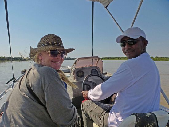 Unser "Personal": Traudi mit ihrem Bootsführer, der seine Sache auch recht gut hinter sich bringt.