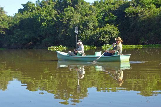 Traudi paddelt mit Helga gemächlich flussabwärts bei einer denkbar geringen Strömung und Helga konzentriert sich aufs Filmen.