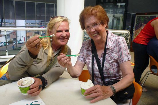 Die Traudi hat uns auf dem Flughafen Cuiaba beim Checkin nach Campo Grande geholfen und dann bleibt gerade noch Zeit für ein Eis, ehe sie eine neue Reisegruppe aus Deutschland in Empfang zu nehmen hat.