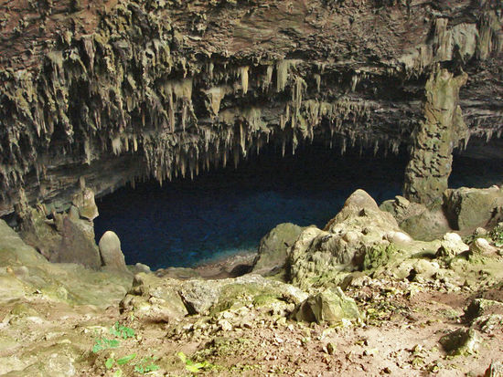 Blaue Grotte auf etwa halbem Abstieg. Im Mittelgrund ist der hier dunkel wirkende See erkennbar.
