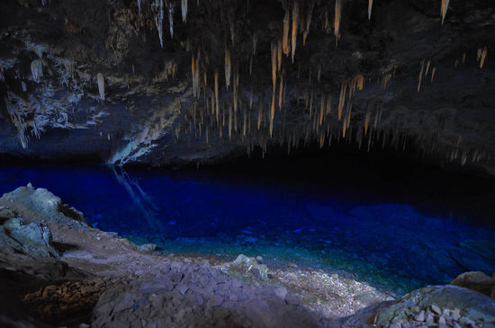 Die Blaue Grotte hat ihren Namen wohl von dem flachen See am Grund der Höhle erhalten. Je nach Einfall des Tageslichts von oben spiegelt sich das Wasser in diesem Tümpel in dem einmaligen Kobaltblau.