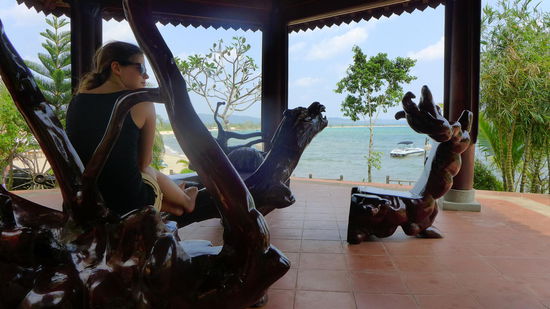 Ausgefallen und trotzdem bequem. Den Wert eines solchen Stuhls kann man nur erahnen, wir genossen darauf einfach diese kleine Idylle