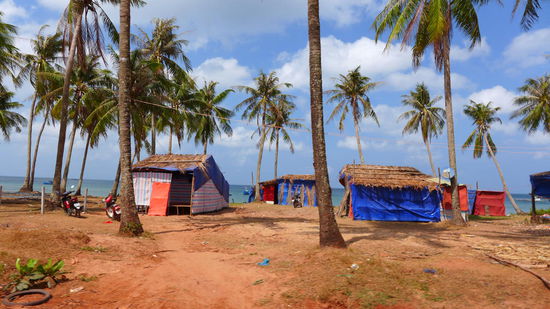 Mitten in den Baustellen wohnen auch noch Leute - krasser könnte der Kontrast nicht sein