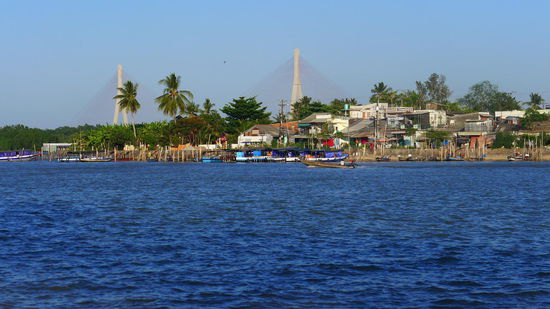 Der Mekong. Wobei er ja hier auf dem Foto richtig schön aussieht. In Wahrheit ist es eigentlich eine eher braune Suppe.
Das Panorama ist trotzdem traumhaft.