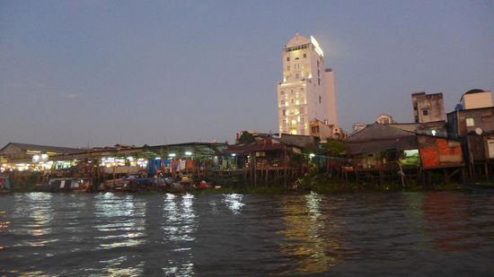 Finde den Fehler...! Im Vordergrund sieht man die selbst zusammengebastelten Blechhäuser der Einheimischen und dazwischen drin ein Nobelhotel...passt irgendwie nicht ganz! Dieser Anblick bietet sich aber sehr häufig...