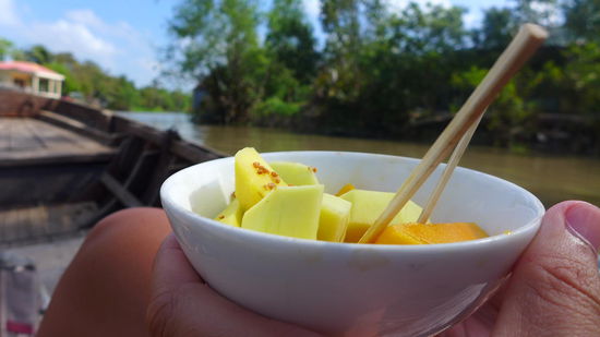 Eine reife und eine knackige Mango mit Chillisalz, echt köstlich!