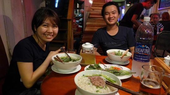 ...und zeigten uns auch gleich mal, wo man günstig essen kann