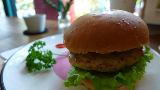 Happy Hour...ein Burger mit Getränk für 2,50 Euro. Da kann man nicht meckern! It's all about taste 