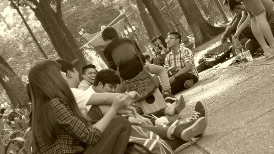 Im Park genießen die Leute ihre Freizeit - in jeder Ecke wird irgendetwas anderes gemacht, sei es Gitarre spielen, singen, tanzen, Sport jeglicher Art oder einfach nur schlafen.