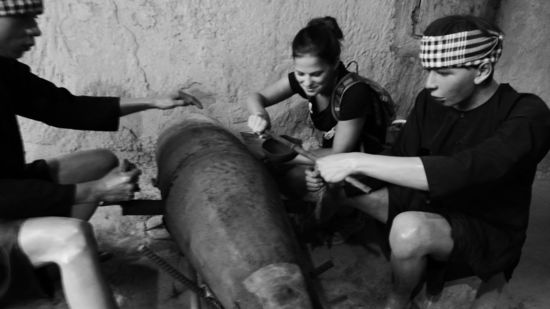Zur Sprengsatzentnahme der Blindgänger haben sich nur die Mutigsten getraut.... und Kerstin. 