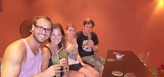 Zwei kleine Kerstins mit ihren 2-Meter-Männer