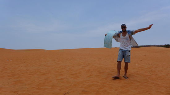 Einsam in der Wüste...da war die Vorfreude, den Sandberg mit der Plastikmatte runterzurutschen, noch vorhanden.