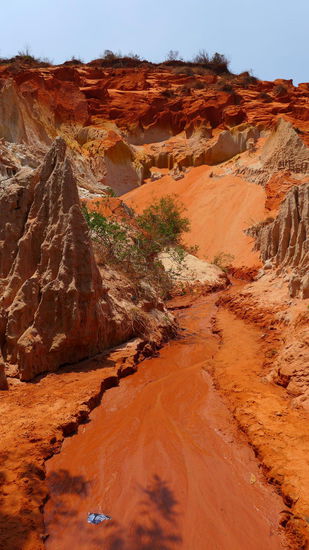 Der Fairy Stream...hier spaziert man barfuß durch die warme ,,Pfütze"  
Und mitten aus den Sandbergen kommt das Wasser - wirklich sehenswert.