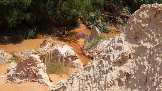 Wer genau hinguggt, findet das Würmchen im Flussbett. 