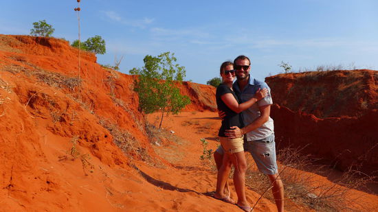 Ein kurzer Boxenstop am Red Canyon, an dem man auf dem Weg zu den White Dunes vorbeifährt. Auch hier ist es möglich, durch zu spazieren. Wir wollten aber schnell weiter zum Sonnenuntergang 