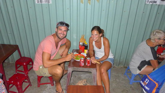 Eat like locals! 
Ist nicht nur total günstig, sondern schmeckt auch noch gut. 
Cao Lau zu jeder Uhr- und Tageszeit!