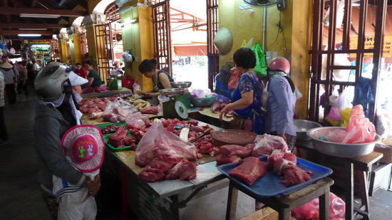 Da gabs alles!
Fleisch mit und ohne Knochen mit Fliegen, Innereien mit Fliegen, nur Knochen mit weniger Fliegen... nur Fliegen allein gab's natürlich nicht!