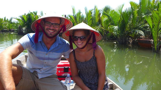 Bevor noch jemand in der Hitze vor dem Kochkurs umkippt, hat man uns direkt ein paar Reishüte verpasst.