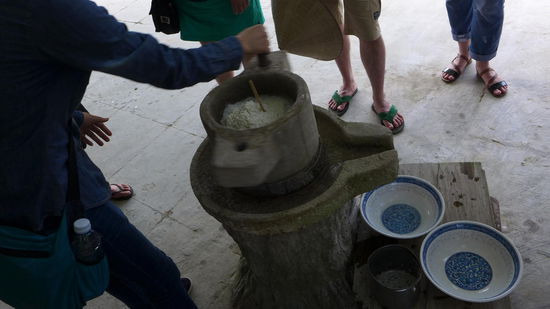 100 Jahre altes Mahlwerk zur Reismilch Herstellung. Durfte jeder mal ran. 
Mit dieser Reismilch haben wir übrigens die vietnamesischen Pancakes gemacht.