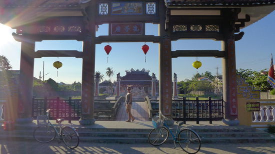 Tempel in Hoi An. Den Innenhof haben Kinder zum Fußballplatz umfunktioniert. Kein Wunder bei soviel einladenden Säulen. 