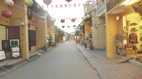 Die romantischen Gassen von Hoi An. 
Rechts gibts maßgeschneiderte Lederwaren wie schicke Schuhe und Taschen, die man individuell designen kann. 
Links eine von vielen Kunstgalerien und in der Mitte das Wahrzeichen, die Lampignions. 