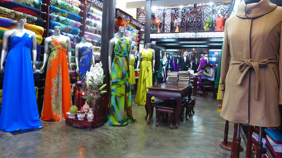 Eine von vielen Schneidereien. Hier gibt's für jede Jahreszeit und für jeden Geschmack das Passende.