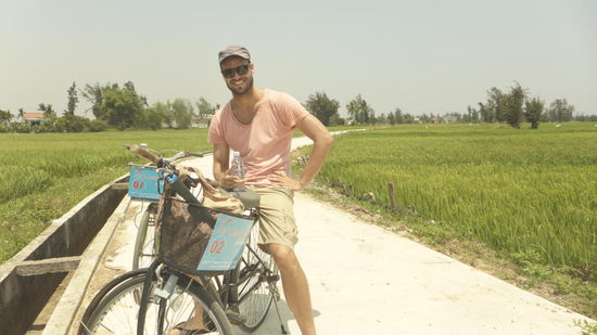 Die Fahrräder werden nicht größer und Tobi nicht kleiner, aber was solls. Ist bloß eine Frage der Zeit. 