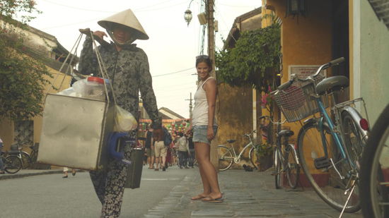 Während sich diese Straßenverkäuferin mit langen Sachen vor der Sonne schützt, überhitzt so ein Durchschnittseuropäer mit Minimalbekleidung.