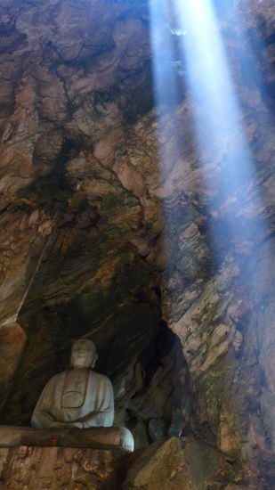 Höhlenpagode auf/in dem Marmorberg. Das Lichtspiel hier ist umwerfend!