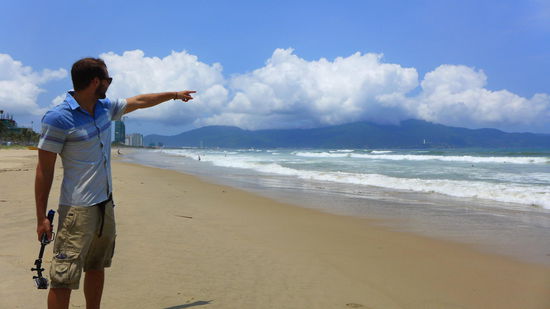 Am Strand von Da Nang. Da hinten lauern schon die ersten Wolken an der Wetterscheide.