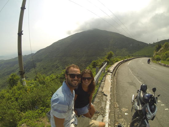 ...und der Chauffeur.  
Im Hintergrund sieht man übrigens ganz gut, warum die Strecke auch Wolkenpass heißt. 
Wir sind von links bei bis jetzt strahlenden Sonnenschein gekommen und jetzt gehts ab in die Wolken.