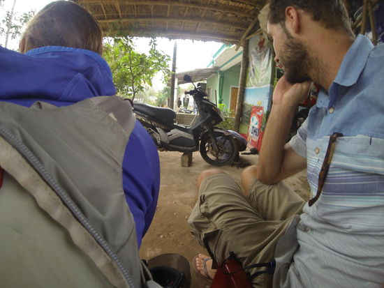 So sieht eine Werkstatt mit Wartebereich aus.  
Da haben wir echt nochmal Glück gehabt. Nach 20 Minuten war der neue Schlauch mit Luft drin und geiert hat das Vorderrad auch nicht mehr. 