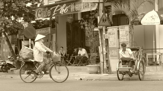 Ein Blick auf eine ganz "normale" Kreuzung und ihre Menschen.