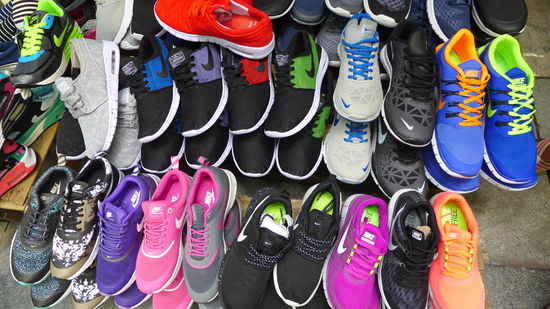 Schuhe über Schuhe, soweit das Auge reicht. Für jeden gibts hier etwas, es sei denn, man hat die richtige Schuhgröße...ab Gr. 42 ist Schluss 