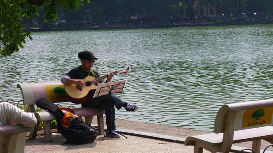 Beim Spaziergang um den See sieht man viele beeindruckende Menschen...