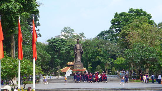 ...darunter auch eine Klasse, die gerade ihren Abschluss feierte.