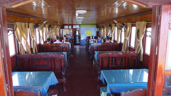 Die Essenstische Unterdeck. Gekocht wurde wohl genauso viel, als wäre alles voll gewesen. 