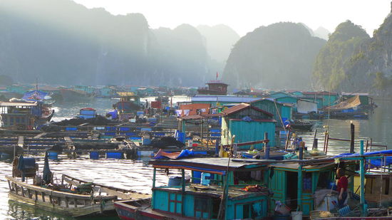 Die schwimmenden Häuschen entpuppten sich nach und nach regelrecht als schwimmende Stadt mit Tankstelle, Supermarkt, etc. 
Jedes Häuschen hat hier im "Vorgarten" eine kleine Fischzucht. Wo bei uns Salat geerntet wird, wirds hier der Fisch.