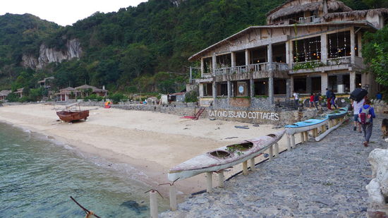 Cat Ong Island. Links waren die Bungalows und im Restaurant rechts gabs BBQ Diner. 