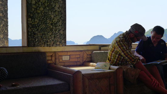 Unser Reiseführer und Tobi. Der einzige, der wohl wissen wollte, wo wir eigentlich rum gefahren sind und wo wir noch lang radeln. 