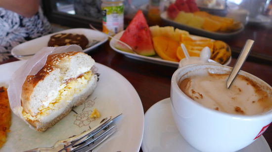 Da brauchten wir erst mal richtiges Frühstück in einer italienischen Bar! Der einzig richtige Kaffee auf den Phillippinen...ansonsten gibts nur Instant Kaffee...