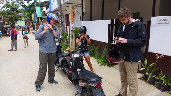 Die Rollercrew bereitet sich vor  mit Wick und Schore im Gepäck.
