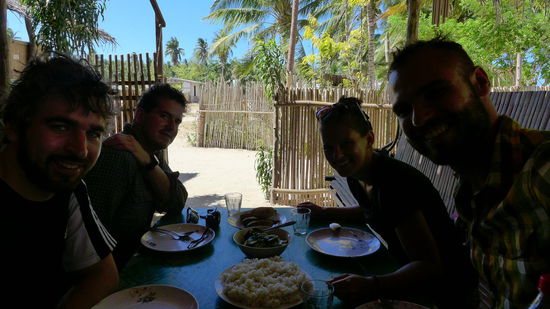 Hier kommt wenigstens noch das auf den Tisch, was im Garten wächst (ein kleines familiengeführtes Restaurant am Strand)