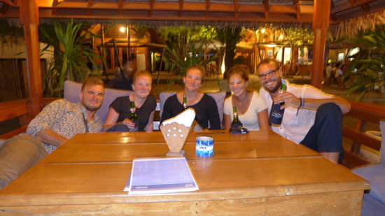 Gili Air, so klein ist die Welt! Spaziert man am Strand entlag, trifft man Studienkollegen von Tobi 