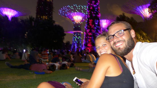 Wir bei der Lichtershow in Gardens by the Bay