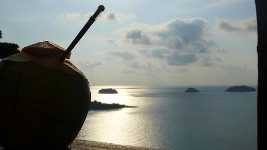 Mit einer frischen Kokusnuss wird dieser wunderschöne Ausblick bei Kai Bae ein doppelter Genuß. 