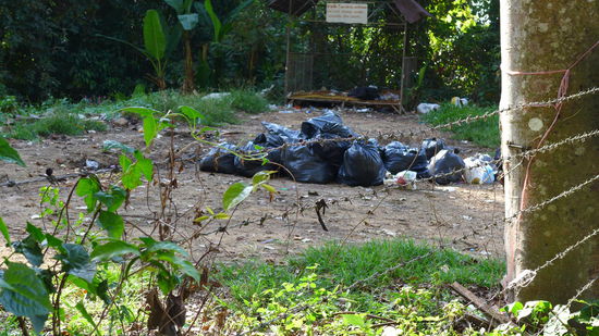 Die Schattenseite zeigt dieses Bild. Wo Menschen sind, fällt auch Müll an, der sich hier hinter fast jedem Haus sammelt und vielerorts verbrannt wird...