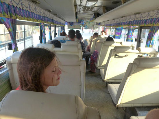Die Busse auf der Fahrt waren alle klimatisiert...ausser dieser. Zum Glück brachte er uns nur schnell zum nächsten Bus. Durch den Fahrtwind war diese wenn auch nur kurze Strecke erträglicher, jedoch machte sich der Staub und Dreck auf den Straßen bald bemerkbar...
