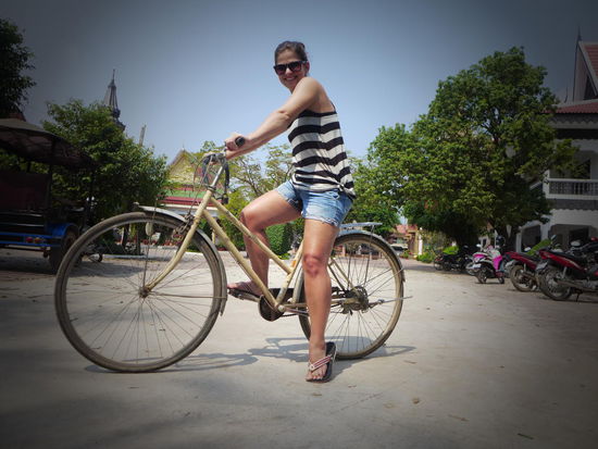 Kerstin mit einem der modernen 1,5 $ Fahrrädern mit 1-Gang Shimano Schaltung.  
Aber so schnell wollen wir eh nicht unterwegs sein. Wir haben ja Zeit! 